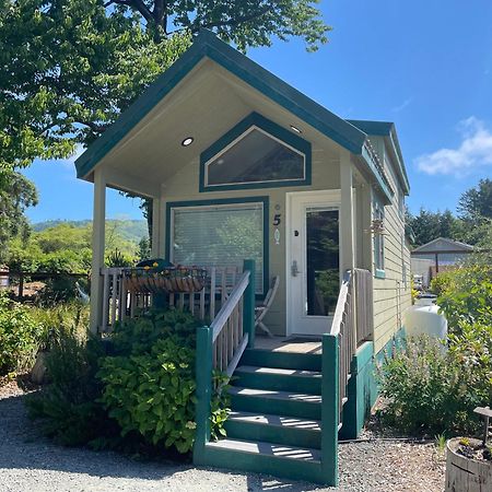 Sheltered Nook On Tillamook Bay Bed & Breakfast Bay City Exterior photo