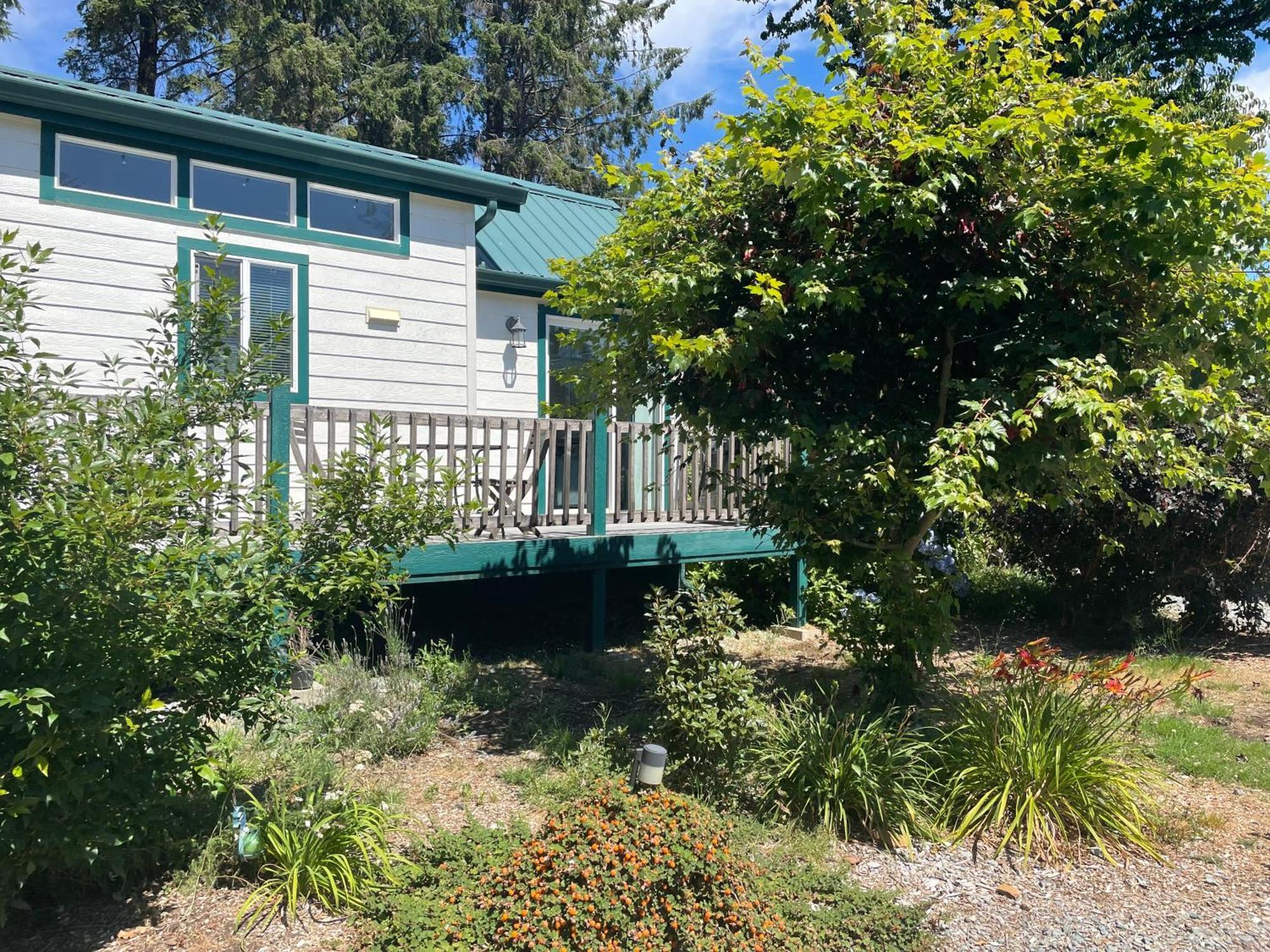 Sheltered Nook On Tillamook Bay Bed & Breakfast Bay City Exterior photo