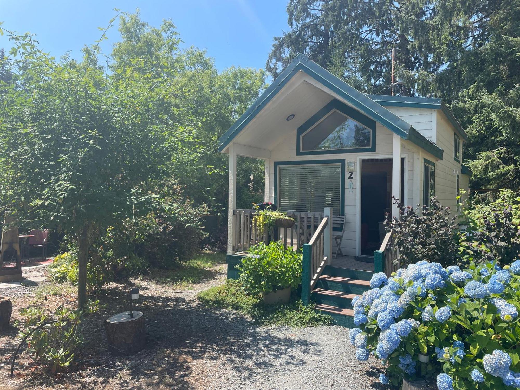 Sheltered Nook On Tillamook Bay Bed & Breakfast Bay City Exterior photo