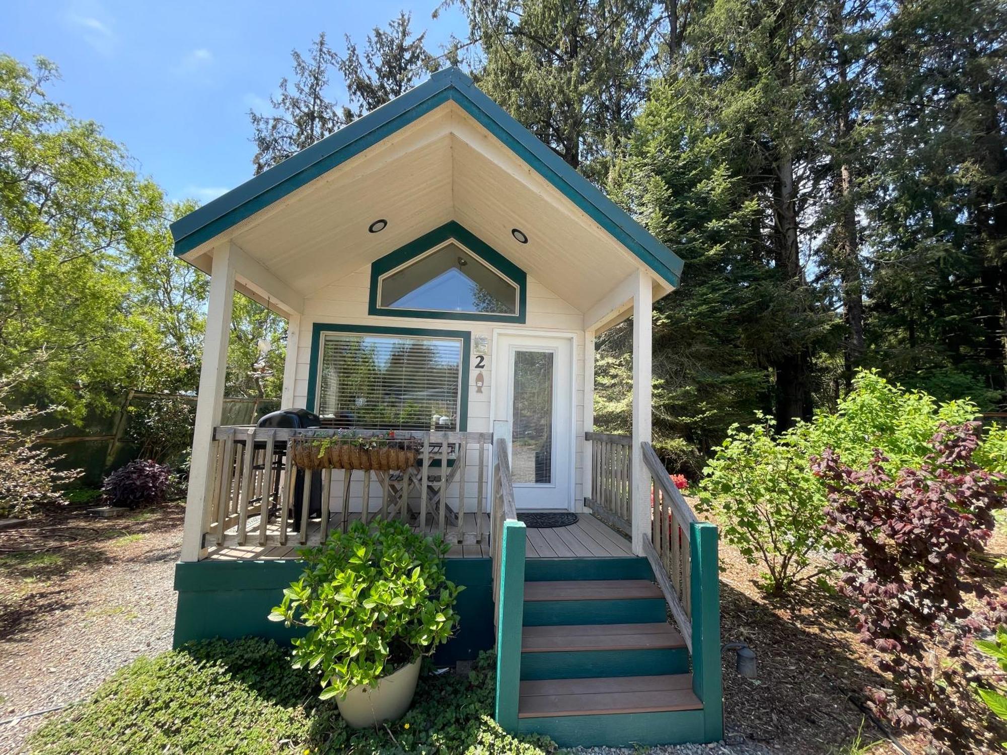 Sheltered Nook On Tillamook Bay Bed & Breakfast Bay City Exterior photo