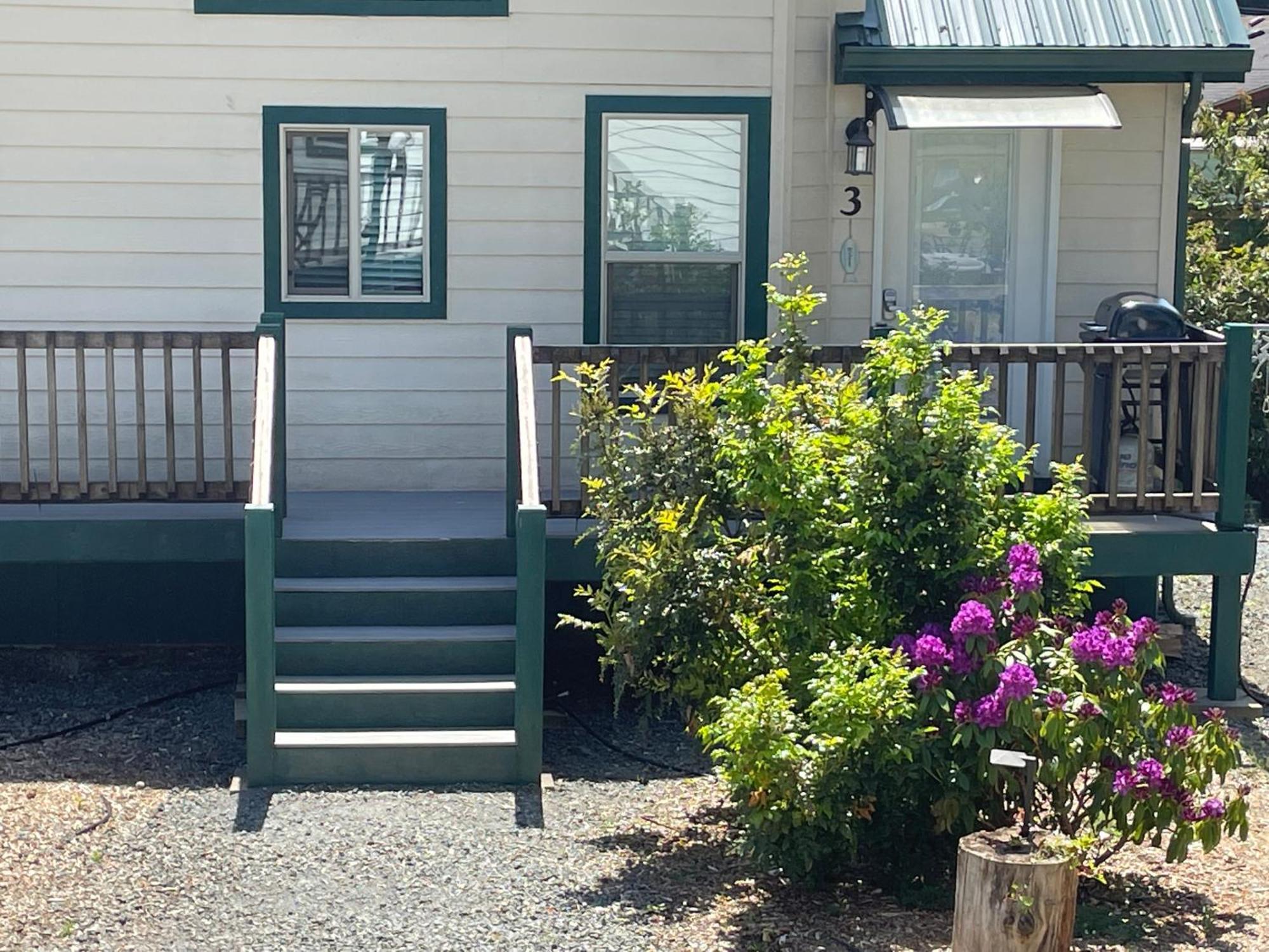 Sheltered Nook On Tillamook Bay Bed & Breakfast Bay City Exterior photo