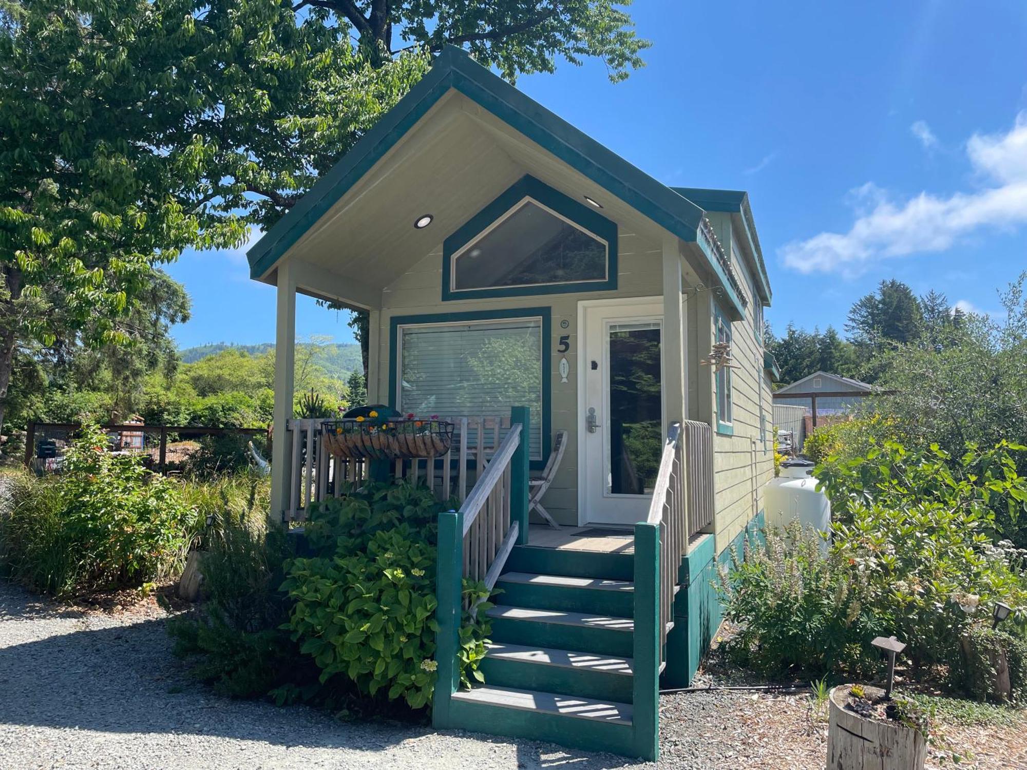 Sheltered Nook On Tillamook Bay Bed & Breakfast Bay City Exterior photo