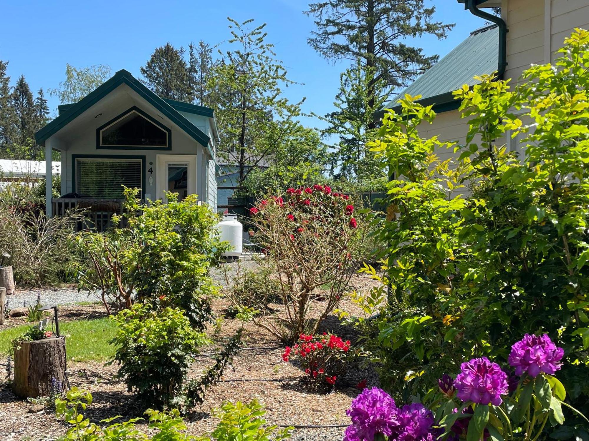 Sheltered Nook On Tillamook Bay Bed & Breakfast Bay City Exterior photo