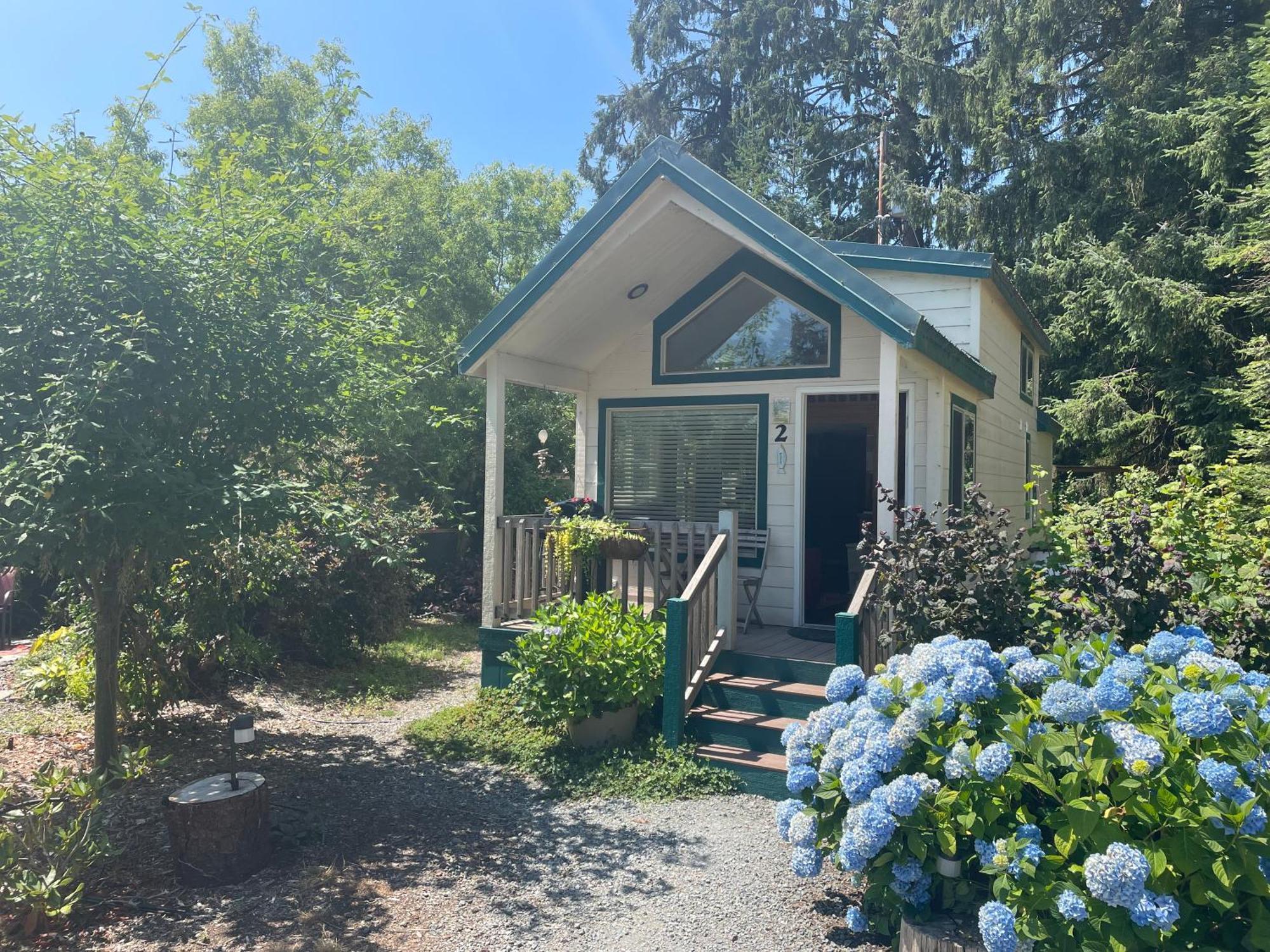 Sheltered Nook On Tillamook Bay Bed & Breakfast Bay City Exterior photo