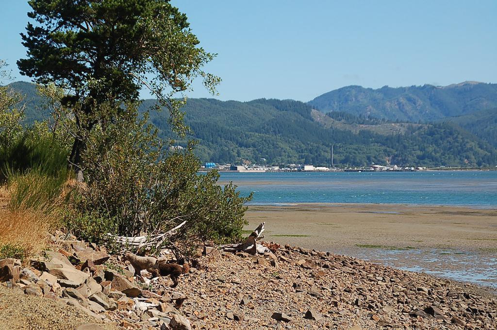 Sheltered Nook On Tillamook Bay Bed & Breakfast Bay City Exterior photo